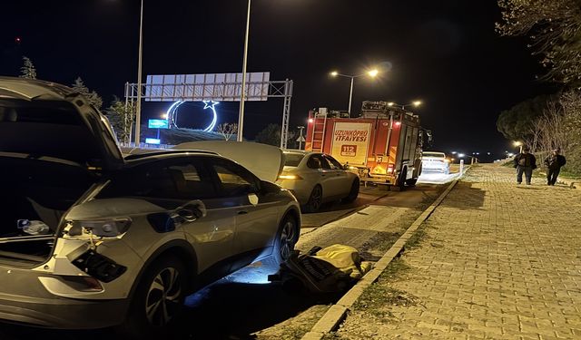 Tırdan düşen demir parçasına çarpan elektrikli araçta hasar oluştu