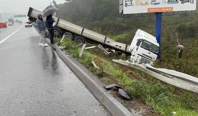 Kuzey Marmara Otoyolu'nda şarampole devrilen tırın sürücüsü yaralandı