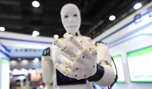 İnsansı robot yürüyüş rekoru kırdı