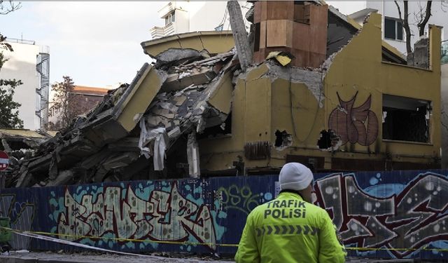 5 katlı atıl bina çöktü