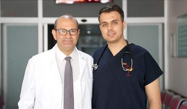Doktor olarak babasıyla görev yapıyor