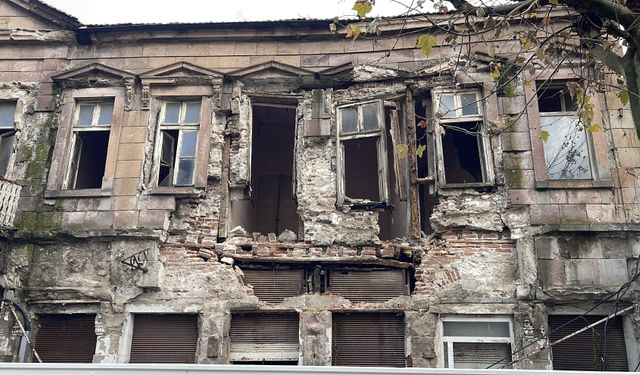 Komşu ilde etkili olan yağış asırlık binada hasara neden oldu