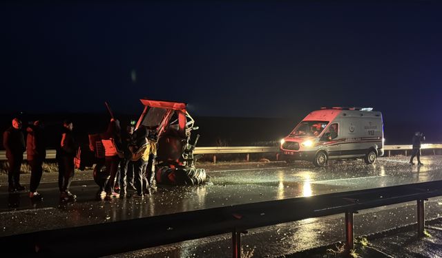 Trafik kazasında traktörde sıkışan sürücü itfaiye ekiplerince kurtarıldı
