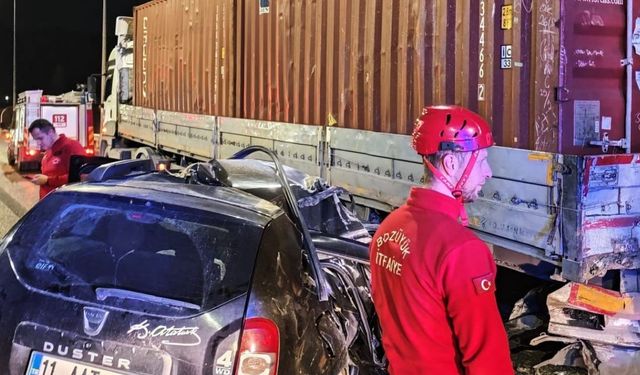 Tırın altına giren otomobilde 1 kişi öldü, 1 kişi yaralandı