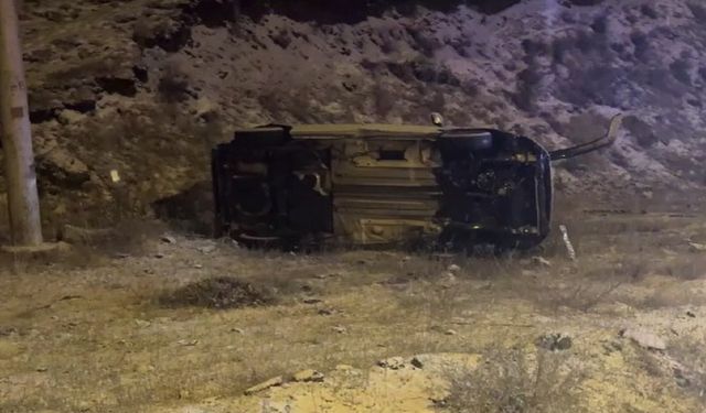 Kayganlaşan yolda devrilen otomobilin sürücüsü yaralandı