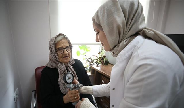 Düşme Kliniği ile yaşlılar hayata daha sıkı tutunuyor