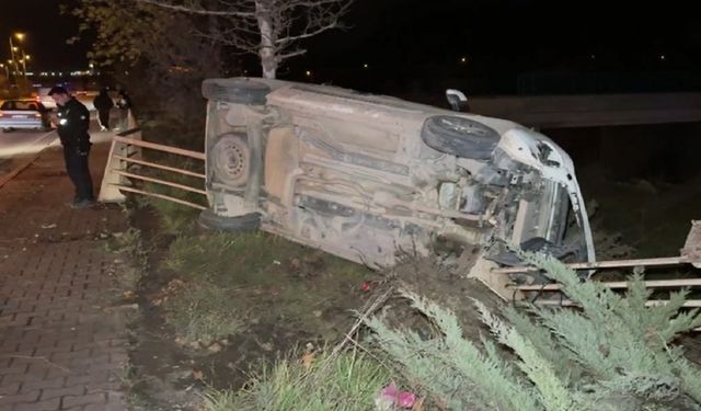 Hafif ticari araçla otomobilin çarpıştığı kazada 3 kişi yaralandı