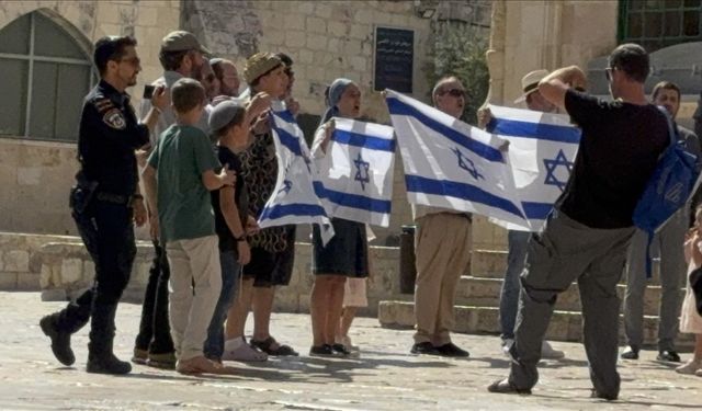 Filistin topraklarını gasbeden İsrailliler, Mescid-i Aksa'ya baskın düzenledi