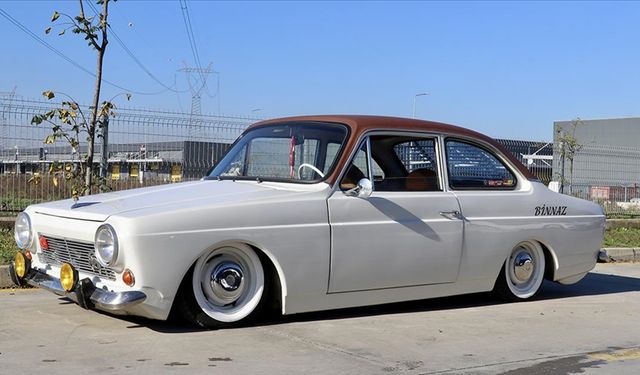 Çocukluğunda başlayan Anadol sevgisini, yol arkadaşı "Binnaz" ile yaşatıyor