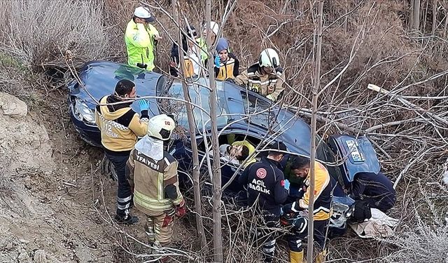 Devrilen otomobildeki 3 kişi öldü