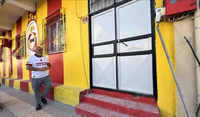 Galatasaray "sevgisini" evinin duvarına yansıttı