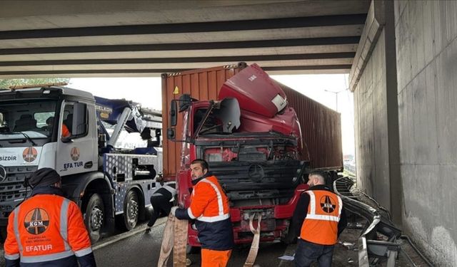 Kaza yapan tırın altında kalan sürücü hayatını kaybetti