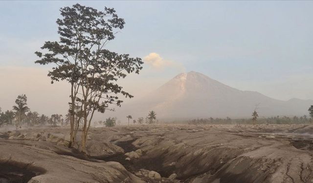 Semeru Yanardağı 6 kez patladı
