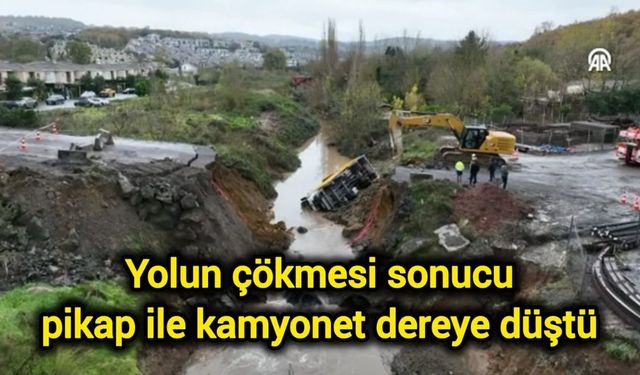 Yolun çökmesi sonucu pikap ile kamyonet dereye düştü