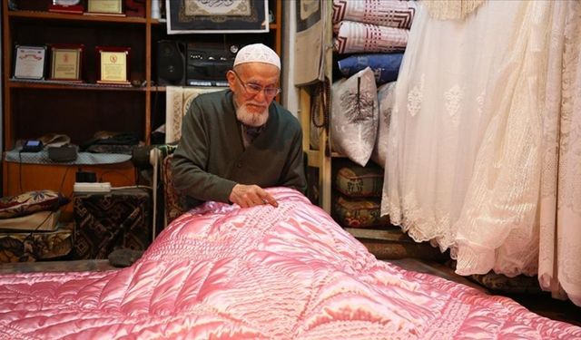 Şerafettin dede 72 yıldır iğnesini elinden bırakmıyor