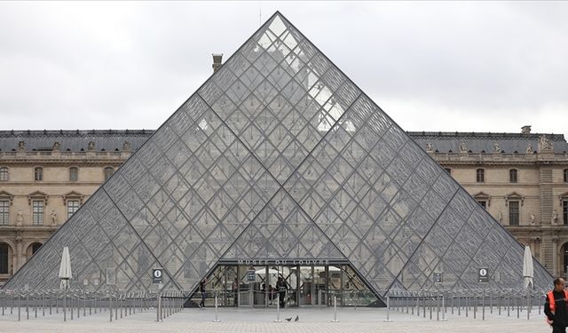 Fransa'da Louvre Müzesi'nin giriş ücretleri arttı