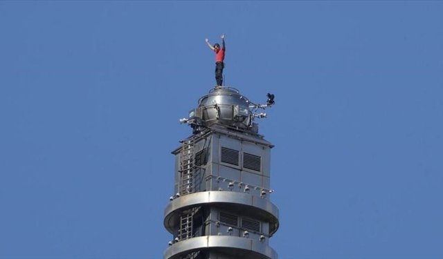 Alex Honnold, "Taipei 101" gökdeleninin tepesine çıktı