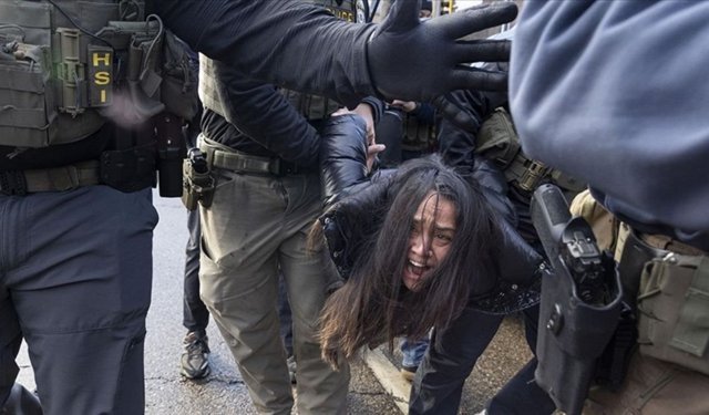 Çok sayıda mülteci gözaltına alınıp Texas'a gönderildi