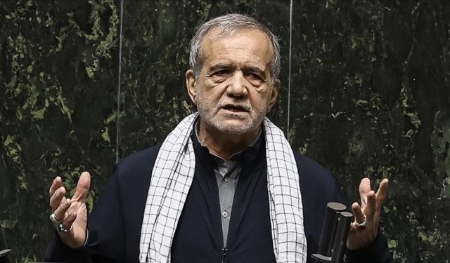 İran Cumhurbaşkanı’ndan, sözünü kesen dinleyiciye Türkçe uyarı