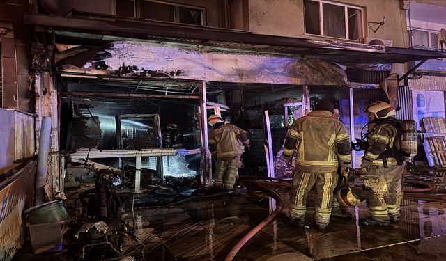 Bir iş yerinde çıkan yangın söndürüldü