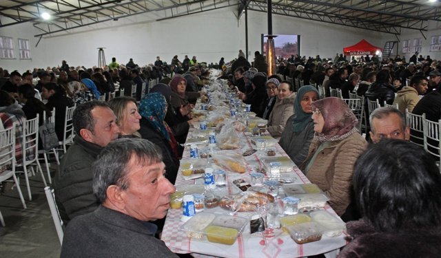 Çanakkale'nin Evreşe beldesinde vatandaşlar 2 bin kişilik iftar programında buluştu