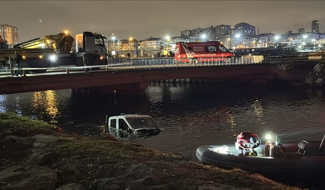 Kaza yapan zabıta aracı denize düştü
