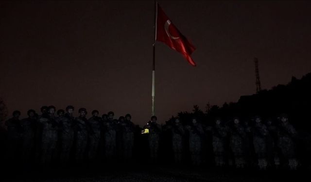 Mehmetçik’ten 6 Şubat Şehitlerine Saygı Duruşu