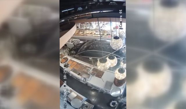 Kontrolden çıkan otomobil pastaneye girdi