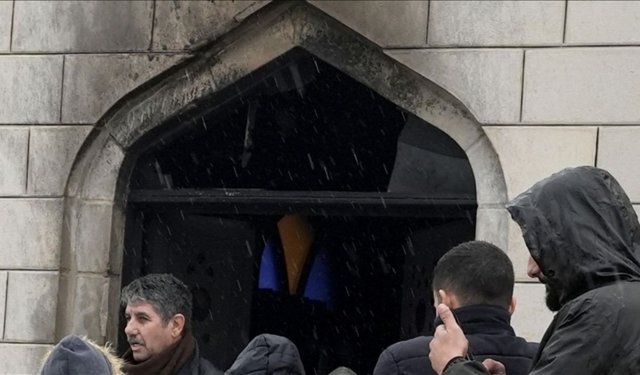 İsrailliler bir caminin girişini yaktı