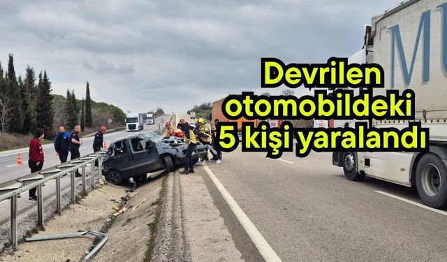 Devrilen otomobildeki 5 kişi yaralandı