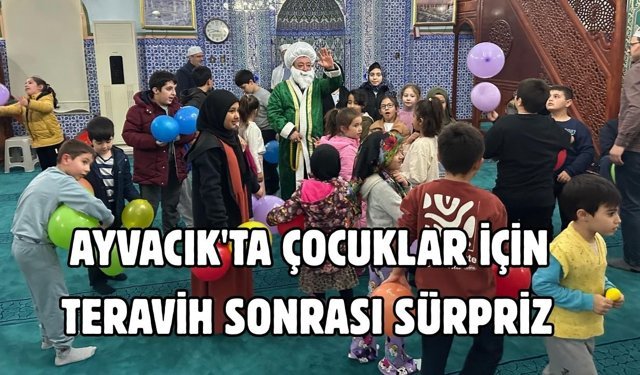 Ayvacık'ta çocuklar için teravih sonrası sürpriz
