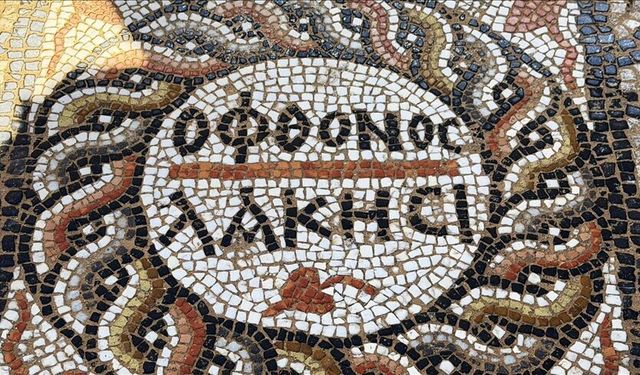 3 bin yıllık antik kentte "kıskanan çatlasın" yazılı mozaik bulundu
