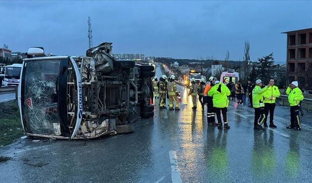 Servis aracının devrilmesi sonucu 1 kişi öldü, 9 kişi yaralandı
