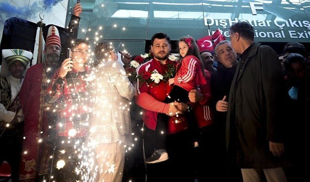 Rıza Kayaalp'e coşkulu karşılama
