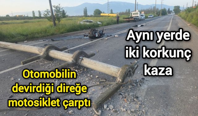 Otomobilin devirdiği direğe motosiklet çarptı
