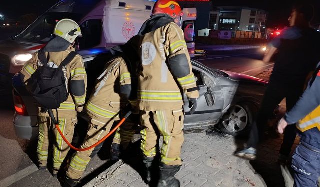 Kaldırıma çarpan otomobildeki 1 kişi öldü, 1 kişi yaralandı