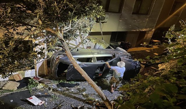 Apartman boşluğuna devrilen otomobildeki 2 kişi yaralandı