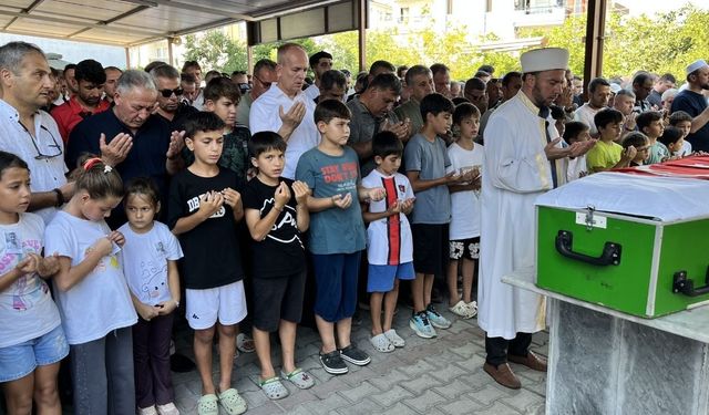 Çanakkale'de çocuklar 9 yaşındaki arkadaşları için saf tuttu