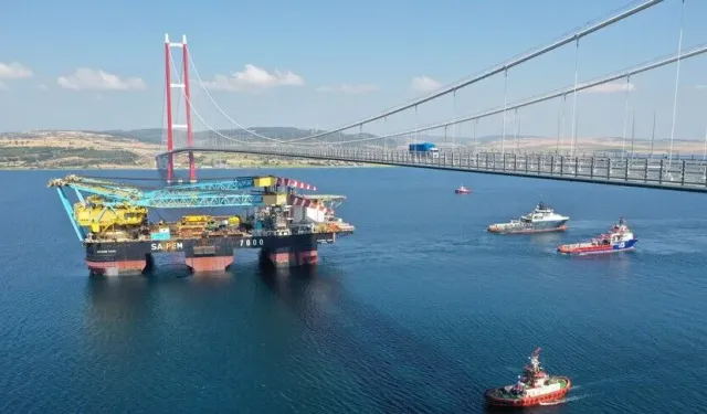 Dev vinç gemisi Çanakkale Boğazı'ndan geçiyor