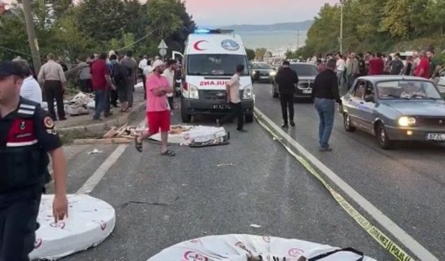 Tır ile tarım aracının çarpışması sonucu 4 kişi öldü, 9 kişi yaralandı (Video)