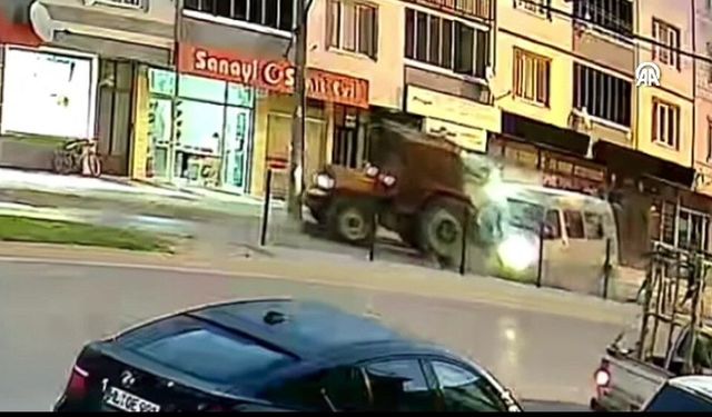 Tarım işçilerini taşıyan minibüsün traktöre çarptı: 10 yaralı (Video)