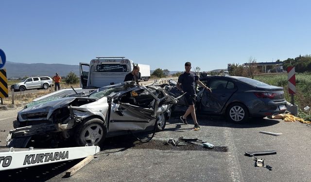 İki otomobilin çarpıştığı kazada 1 kişi öldü 3 kişi yaralandı (Video)
