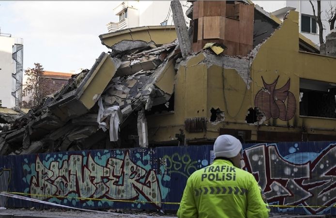 5 katlı atıl bina çöktü