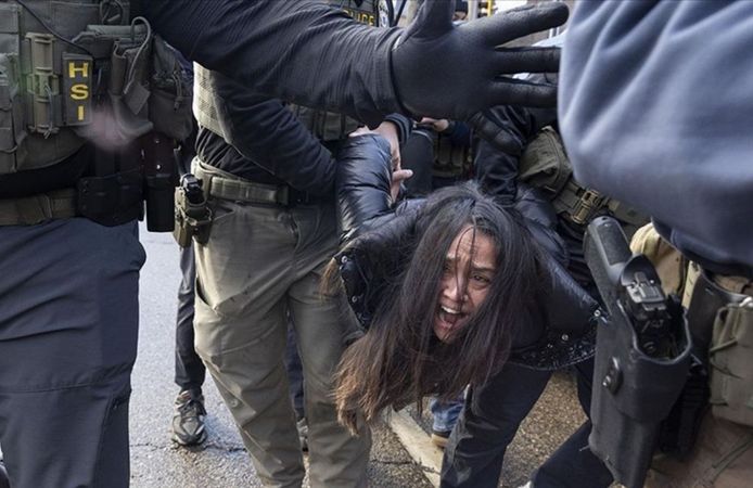 Çok sayıda mülteci gözaltına alınıp Texas'a gönderildi