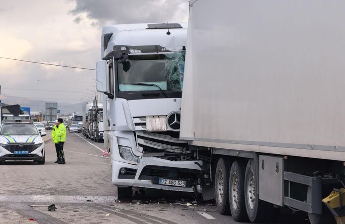 Tanker ile tır çarpıştı