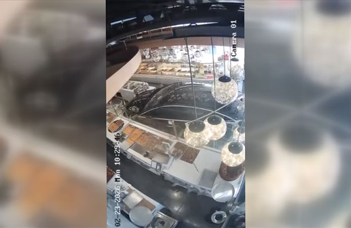 Kontrolden çıkan otomobil pastaneye girdi