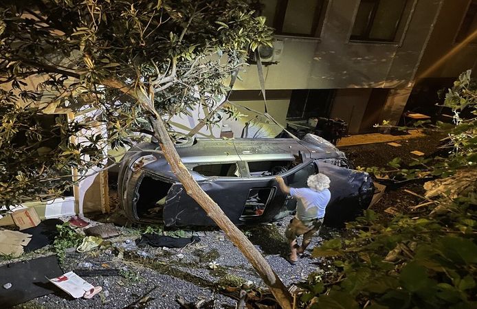 Apartman boşluğuna devrilen otomobildeki 2 kişi yaralandı