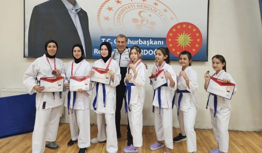 Çanakkale Okulsporları Karate Müsabakalarında Biga Belediyesi Kursları Fark Yarattı