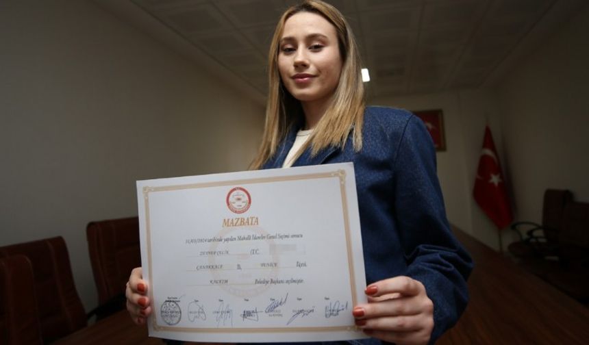 Seçimin ‘en genç belediye başkanı’ Zeynep Çelik, mazbatasını aldı