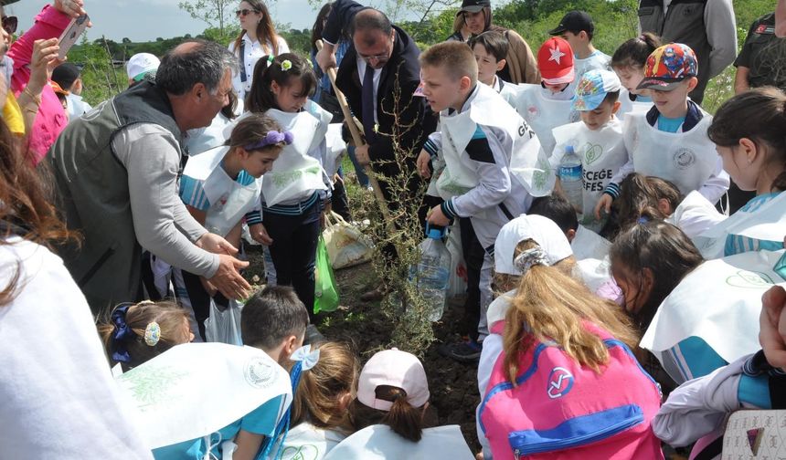 Biga’da öğrenciler okulları adına hatıra ormanı oluşturdu